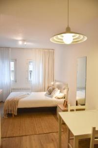 帕斯底拉卡萨ESTUDIO AVET - Perfecta ubicación的一间卧室配有一张床、镜子和一张桌子