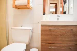 帕斯底拉卡萨ESTUDIO AVET - Perfecta ubicación的浴室配有白色卫生间和盥洗盆。