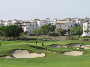 穆尔西亚La Casa Rosita, Hacienda Riquelme Golf Resort Sucina的一群人在高尔夫球场打高尔夫