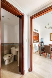 圣多明各Luxurious 2BDR condo located in Prestigious Tower.的一间带卫生间、水槽和桌子的浴室