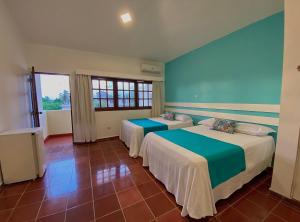 博卡奇卡Calypso Beach Hotel by The Urbn House Santo Domingo Airport的客房设有两张床和窗户。