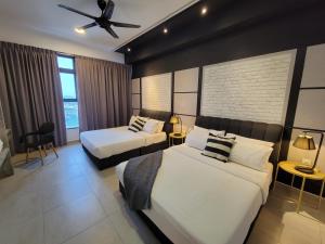 马六甲Atlantis Residences 1BR By 360 HOME的酒店客房配有两张床和吊扇。