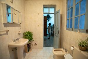 塔里哈Hostel Cultural Pata y Perro的一间带水槽和卫生间的浴室