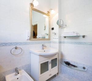 斯普利特Beach apartment Demi的白色的浴室设有水槽和镜子