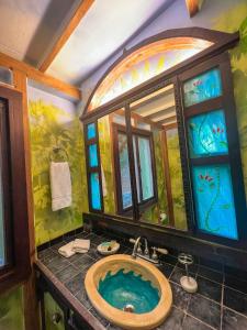 库莱布拉Aleli Cottages的一间带彩色玻璃窗的浴缸的浴室