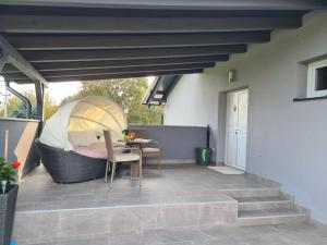 萨格勒布Apartman PEPI的庭院设有帐篷和桌椅
