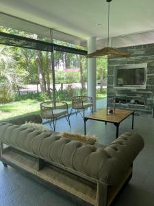 卡里罗Casa Cedro的带沙发和电视的客厅