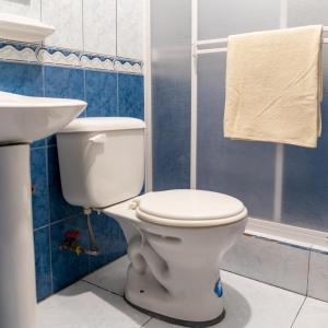 奥塔瓦洛Mashy´s Hostal的浴室配有白色卫生间和盥洗盆。