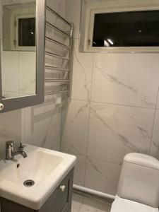斯德哥尔摩The Studio的白色的浴室设有水槽和卫生间。