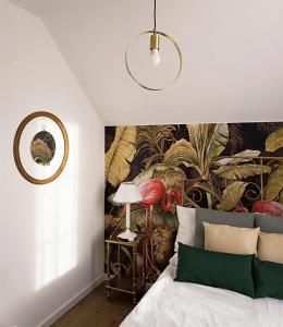 比勒费尔德Gallery Apartment Bielefeld的卧室拥有壁画植物