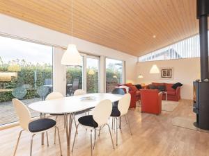 博恩瑟6 person holiday home in Bogense的客厅配有白色的桌子和椅子