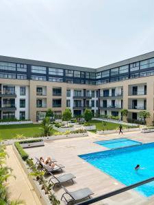 阿克拉Splendid Apartments - Embassy Gardens的享有带游泳池的建筑的外部景色