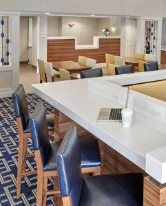 沃里克普罗维斯登斯 - 机场圣淘沙集团酒店的办公室,桌子上放着笔记本电脑