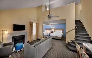 沃里克普罗维斯登斯 - 机场圣淘沙集团酒店的酒店客房配有一张床和一个壁炉。