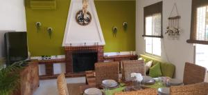 安特克拉VILLA CUQUI的客厅配有桌子和壁炉