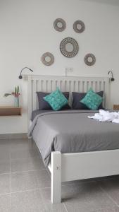 NangalimaAnjo Maumere Hotel & Restaurant的一间卧室配有一张带蓝色枕头的大床