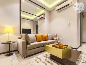 新山Paradigm Residence by JBcity Home的客厅配有沙发和桌子