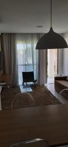 拉巴拉德纳圣米格尔Residencial Iloa的带沙发和大吊灯的客厅