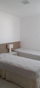 拉巴拉德纳圣米格尔Residencial Iloa的一间卧室配有一张大床和一张桌子