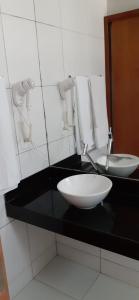 拉巴拉德纳圣米格尔Residencial Iloa的一间带黑色台面和水槽的浴室