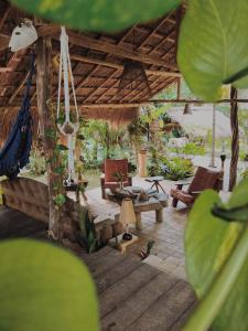 圣米格尔-杜斯米拉格里斯Pousada Peixe do Mato的度假村内带吊床和椅子的户外庭院