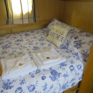 谢菲尔德船屋酒店的一张带蓝色和白色床单的床和枕头