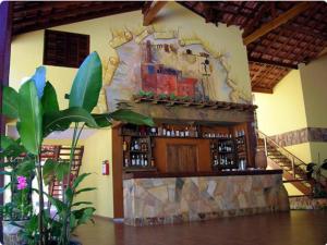 乌巴图巴Canto de Itamambuca的石头墙建筑中的酒吧