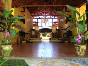 乌巴图巴Canto de Itamambuca的大厅,建筑有大窗户和植物