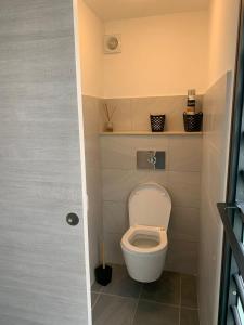 哥西尔STUDIO O'KALM的一间小浴室,内设带盖子的卫生间