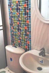 辛塞莱霍MALALA3 depa amoblado的浴室设有卫生间、水槽和马赛克淋浴帘。
