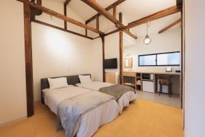 高松Traditional Apartment Takamatsu Guesthouse的一间卧室,配有两张床