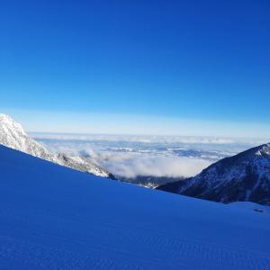 格伦Ferienhaus Carmen的背景中云云的白雪 ⁇ 山的景色