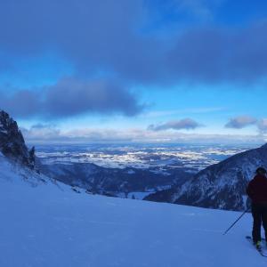 格伦Ferienhaus Carmen的一个人在雪覆盖的山里滑雪