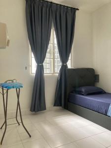 普特拉贾亚ABSYAR HOMESTAY SELASIH的一间卧室配有床和带窗帘的窗户