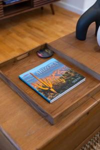斯科茨Westworld, TPC Golf, Hiking in Your Backyard!的坐在木桌边的书