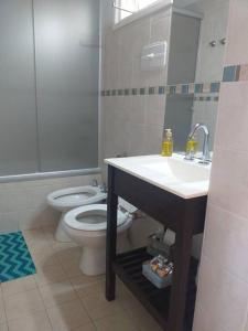 马德普拉塔Acogedor departamento 2 amb - Excelente ubicación的浴室配有白色卫生间和盥洗盆。