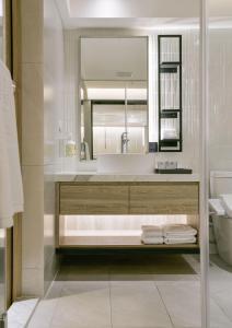 台中市春树商旅的一间带水槽和镜子的浴室