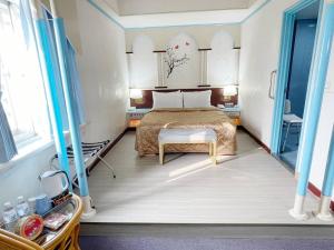 台南桦谷大饭店的一间卧室配有一张床和一张桌子