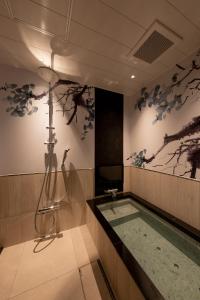 东京HOTELみなと-MINATO-的带淋浴和浴缸的浴室