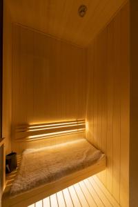 东京HOTELみなと-MINATO-的桑拿浴室的长椅,光线充足