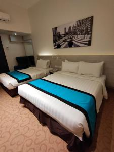 吉隆坡EDC Hotel Kuala Lumpur的一间酒店客房,内配两张大床
