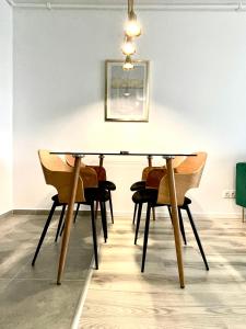 蒂米什瓦拉Sunset View Apartment的餐桌、椅子和墙上的照片