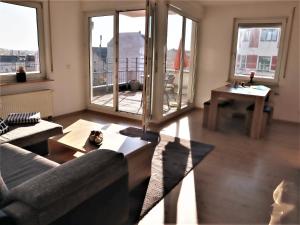 莱比锡Exklusive Wohnung mit Dachterrasse in Schleußig的带沙发、桌子和窗户的客厅