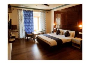 洪达尔The Hunder Eco Villa的酒店客房设有一张大床和一张书桌。