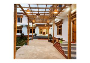 洪达尔The Hunder Eco Villa的带有木制天花板的建筑走廊