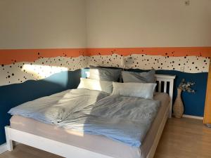巴特嫩多夫Haus 51,8°的一间卧室配有一张床,床头板上配有点
