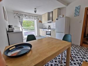 巴特嫩多夫Haus 51,8°的厨房配有木桌和冰箱。