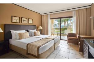 考拉亚湾贾兹拉玛雅度假村的酒店客房设有一张大床和一个阳台。