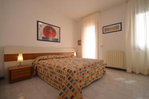 比比翁Villaggio Dei Fiori的酒店客房设有床和窗户。