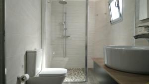 拉达祖尔Room with private bathroom and sea view, 50 m del mar的带淋浴、卫生间和盥洗盆的浴室